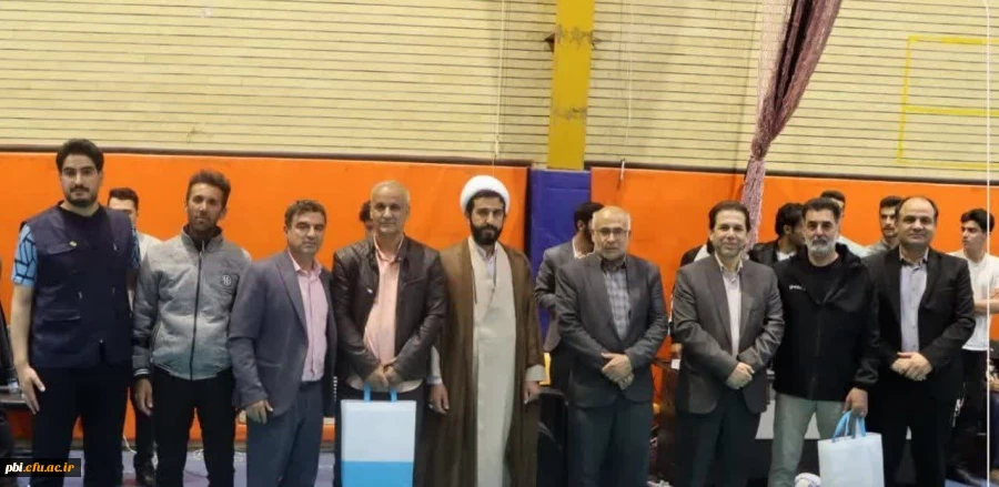 حضور حمیدرضا کاشفی سرپرست دانشگاه فرهنگیان استان اصفهان همراه با تیم مدیریتی پردیس  در مراسم اختتامیه مسابقات در اختتامیه لیگ فوتسال دانشجویی دانشگاه فرهنگیان استان اصفهان  2