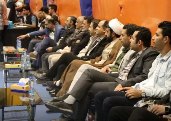 حضور حمیدرضا کاشفی سرپرست دانشگاه فرهنگیان استان اصفهان همراه با تیم مدیریتی پردیس  در مراسم اختتامیه مسابقات در اختتامیه لیگ فوتسال دانشجویی دانشگاه فرهنگیان استان اصفهان  3