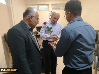 در پردیس شهید باهنر اصفهان به مناسبت هفته معلم برگزار گردید:

مراسم تقدیر از اساتید و معلمان و کارمندان پردیس شهید باهنر