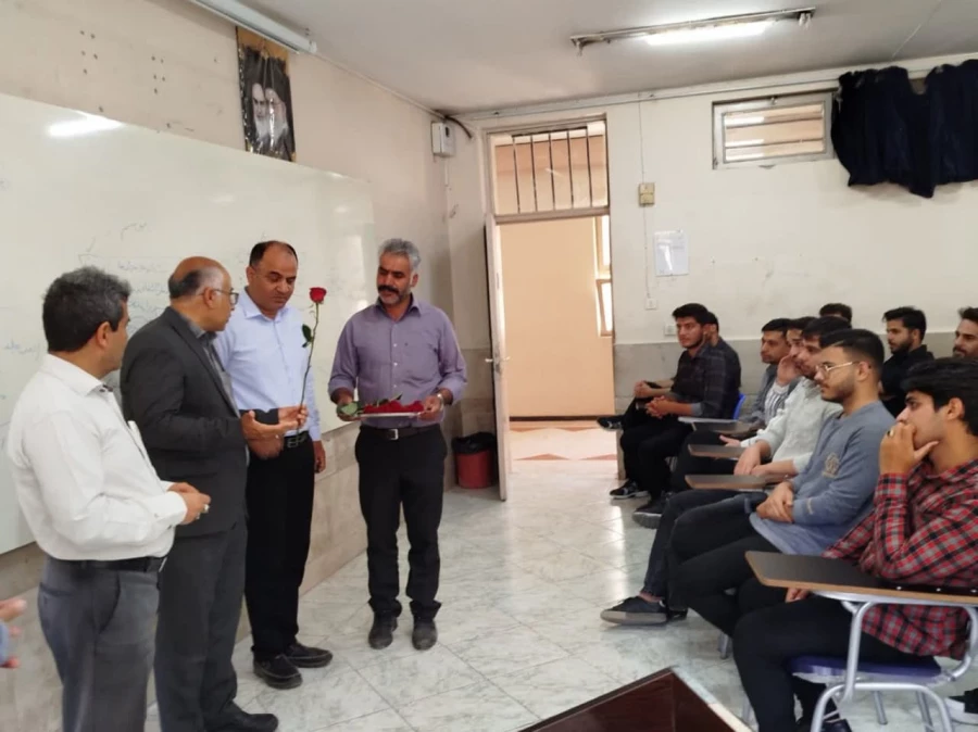 مراسم تقدیر از اساتید و معلمان و کارمندان پردیس شهید باهنر 4