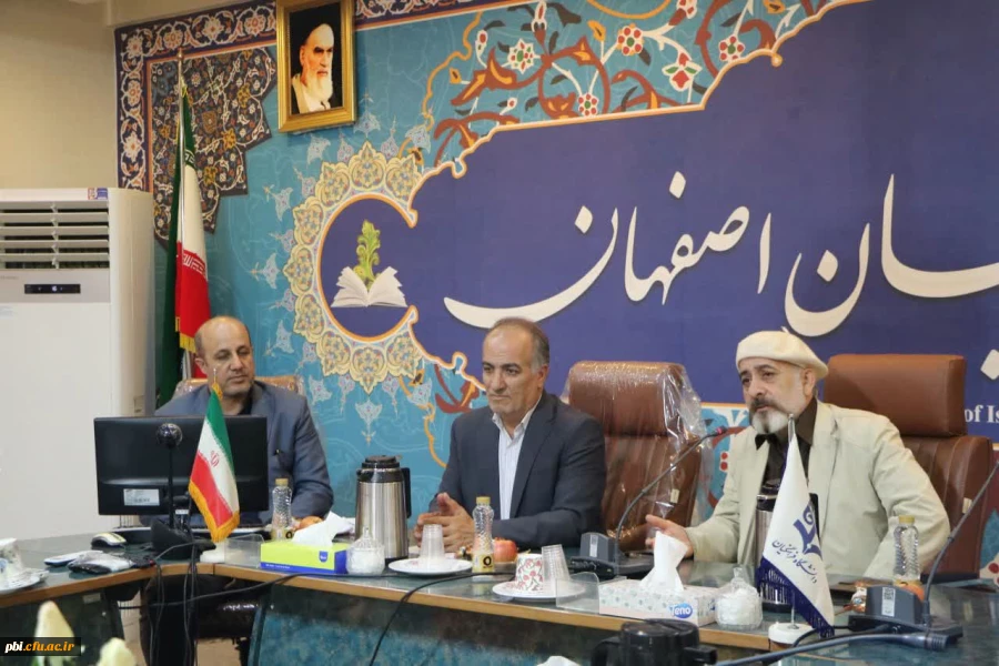 نشست صمیمی ریاست، مسئولین و دانشجویان دانشگاه فرهنگیان استان اصفهان با استاد برجسته هنر و نگارگری، استاد مجید صادق زاده
 3