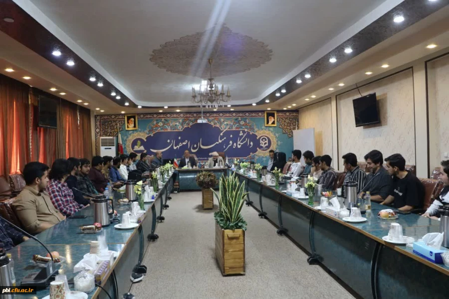 نشست صمیمی ریاست، مسئولین و دانشجویان دانشگاه فرهنگیان استان اصفهان با استاد برجسته هنر و نگارگری، استاد مجید صادق زاده
 5