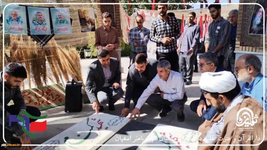 بازدید مسئولین دانشگاه از نمایشگاه طوفان الاقصی در روز اول برگزاری 2