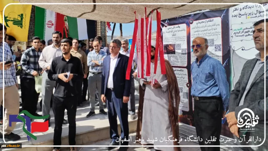 بازدید مسئولین دانشگاه از نمایشگاه طوفان الاقصی در روز اول برگزاری 3